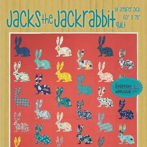 Puede incluir: Un edredón rojo con un patrón repetido de conejos coloridos. El edredón mide 152 cm x 198 cm e incluye el texto "Jacks the Jackrabbit" y "Everyday Stitches". Los conejos son de varios colores y patrones.