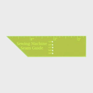 Pode incluir: Um guia de costura verde limão para máquina de costura com medidas em polegadas. O texto "Sewing Machine Seam Guide" está impresso no guia. O guia tem marcações para costuras de 1/4", 3/8", 1/2", 5/8" e 3/4".