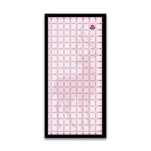 Puede incluir: Una estera de corte rosa y blanca con un diseño de silueta de ciervo. La estera tiene un patrón de cuadrícula y bordes negros. Tiene marcas rosadas a lo largo de los bordes.