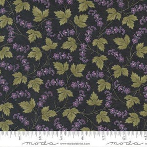Peut inclure: Tissu sombre avec un motif répété de feuilles vertes et de fleurs violettes sur fond noir. Le motif comprend des lignes pointillées reliant les éléments floraux. Idéal pour les projets de couture et d'artisanat.