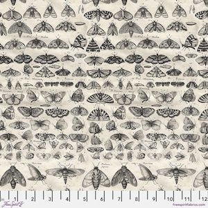 Peut inclure: Tissu crème avec une illustration détaillée en noir et blanc de divers papillons de nuit et papillons. La conception comprend des étiquettes scientifiques et des mesures en pouces le long du bord inférieur. Le texte "Free Spirit" et "freespiritfabrics.com" sont également visibles.
