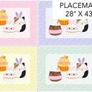 Puede incluir: Cuatro manteles individuales rectangulares con un diseño caprichoso de cupcakes, un conejito y un gato. Los manteles individuales miden 71 cm por 109 cm. Cada uno tiene un color de fondo pastel diferente: rosa, azul, amarillo y verde. Se muestra el texto "PLACEMATS 28" X 43"".