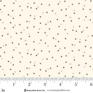 Könnte beinhalten: Ein cremefarbener Stoff mit einem sich wiederholenden Muster aus winzigen schwarzen und hellbraunen Blumenzweigen. Ein weißes Lineal ist unten positioniert und zeigt eine Skala von 15 cm. Der Text Henry Glass & Co. Inc. www.henryglassfabrics.net ist sichtbar.