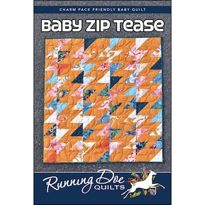Pode incluir: Um edredom para bebé com um padrão geométrico de triângulos laranja, brancos, azuis e com estampagem floral. O edredom está rotulado como "Baby Zip Tease" e "Charm Pack Friendly Baby Quilt". O logótipo Running Doe Quilts está na parte inferior.