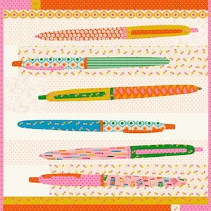 Op de afbeelding: Een kleurrijke illustratie van zes pennen met patronen. De pennen hebben verschillende patronen, waaronder stippen, bloemen en geometrische vormen, in een palet van roze, oranje, groen en blauw. De achtergrond is lichtroze met kleine witte stippen.