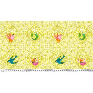 Peut inclure: Tissu jaune avec un motif répété d'oiseaux colorés et de motifs floraux. Les oiseaux sont dans des tons de rose, orange, vert et bleu. Le tissu comporte également les phrases "Stay Wild" et "Love is Everywhere".