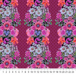 Puede incluir: Una vibrante tela floral con filas verticales de flores coloridas sobre un fondo magenta oscuro. Las flores incluyen rosas rosas, orquídeas naranjas y acentos azules. La tela se mide con una regla en centímetros.