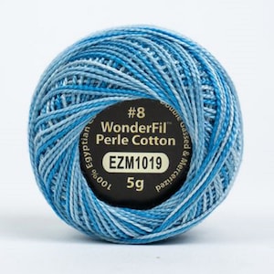 Puede incluir: Una madeja de hilo de bordar WonderFil Perle Cotton azul y blanco, tamaño #8, 5 gramos, 100% algodón egipcio, mercerizado y gasado.