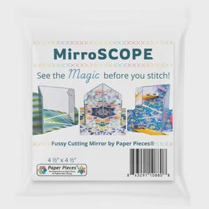 Puede incluir: Un paquete de plástico transparente que contiene un espejo "MirroSCOPE" para cortar con precisión. El paquete presenta el texto "See the Magic before you stitch!" y "Fussy Cutting Mirror by Paper Pieces". El espejo mide 11,4 cm x 11,4 cm.