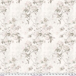 Op de afbeelding: Een naadloos stofpatroon met een herhalend bloemenontwerp. Het patroon toont lichtroze en taupe rozen en andere bloemen met groene bladeren en stelen tegen een licht, getextureerde achtergrond. Het ontwerp is delicaat en romantisch, geschikt voor diverse knutselprojecten.