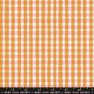 Puede incluir: Tela con un patrón de cuadros repetido en tonos naranja, rosa y crema. El diseño presenta rayas verticales y horizontales que crean una apariencia de cuadrícula. El texto "RUBY STAR SOCIETY" está en la parte inferior.