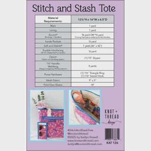 Może przedstawiać: Wz&oacute;r szycia zatytułowany "Stitch and Stash Tote" z wymaganiami materiałowymi. Wz&oacute;r zawiera zdjęcia gotowej torby i akcesori&oacute;w z r&oacute;żowej tkaniny w kwiaty. Torba ma wymiary 31,75 cm wysokości x 40,6 cm szerokości x 16,5 cm głębokości.