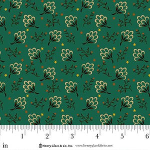 Puede incluir: Una tela verde oscuro con un patrón repetitivo de motivos florales en forma de abanico en crema y marrón, finas enredaderas marrones con pequeñas bayas naranjas y diminutas estrellas amarillas. Una regla muestra 6 pulgadas.