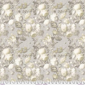 Puede incluir: Tela con un patrón floral repetido. El diseño presenta grandes flores estilizadas en tonos crema, verde oliva y gris. Rosas, peonías y otras flores crean una estética vintage y botánica. La tela tiene un fondo sutil y texturizado.