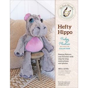 Puede incluir: Un patrón de costura para un juguete de peluche de hipopótamo gris y rosa. El patrón se llama "Hefty Hippo" y forma parte de la "Colección Pudgy Plushies". El patrón incluye instrucciones paso a paso y fotos.