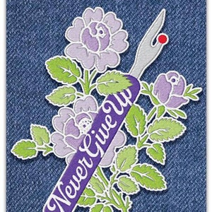Peut inclure: Patch brodée thermocollante représentant une aiguille à coudre violette avec le texte "Never Give Up" et un motif floral avec des feuilles vertes et des fleurs violettes.