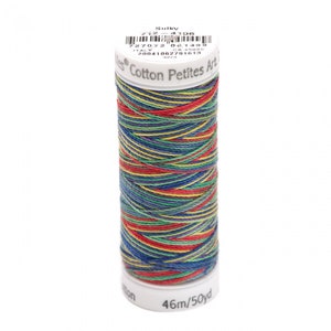 Pode incluir: Uma bobina de fio Sulky Cotton Petites Art em um padrão multicolorido de vermelho, amarelo, verde e azul. A bobina é etiquetada "Sulky Cotton Petites Art" e "46m/50yd".