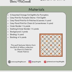 Puede incluir: Una hoja de patr&oacute;n para la colcha Pumpkin Patch #214 de Sherri McConnell, que mide 196,85 cm por 196,85 cm. Enumera los requisitos de materiales para calabazas naranjas, tallos grises, estampados florales y bordes.