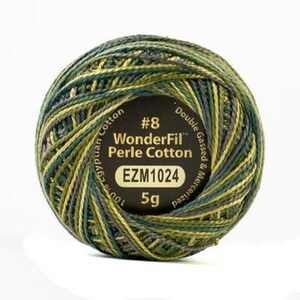 以下が含まれることがあります： グリーン、ゴールド、グレーの刺繍糸の糸巻き。ラベルには「WonderFil Perle Cotton #8 EZM1024 5g Double Gassed & Mercerized 100% Egyptian Cotton」と記載されています