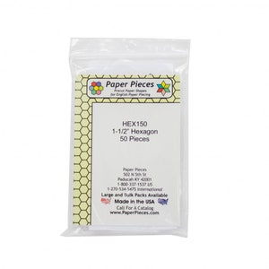 Könnte beinhalten: Eine Packung mit 50 vorgefertigten 1-1/2 Zoll großen sechseckigen Papierstücken für englisches Patchwork. Die Packung ist mit "HEX150 1-1/2" Hexagon 50 Pieces" beschriftet und enthält den Firmennamen und die Kontaktinformationen.
