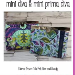 Peut inclure: Deux petites pochettes rectangulaires avec des fermoirs métalliques à pression. La pochette de gauche présente un motif botanique violet, bleu sarcelle et vert citron. Celle de droite a un fond bleu clair avec un imprimé floral et une fermeture éclair.