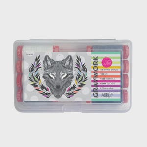 Puede incluir: Una caja de plástico transparente que contiene carretes de hilo Aurifil Graywork. La caja incluye una tarjeta con una ilustración de lobo y el texto "10 pequeños carretes, 220 yardas ea, 100% algodón". Los carretes son rojos y grises.