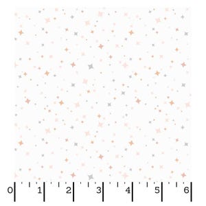 Puede incluir: Tela blanca con un patrón repetido de pequeñas estrellas de cuatro puntas en tonos melocotón, gris y rosa claro. Las estrellas están dispersas por la superficie, creando un sutil efecto de brillo. La tela se mide en centímetros.