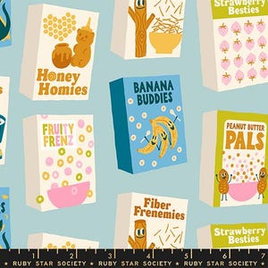 Puede incluir: Patrón repetido de cajas de cereales ilustradas con nombres divertidos como "Honey Homies", "Banana Buddies" y "Peanut Butter Pals". Las cajas presentan personajes de dibujos animados y diseños coloridos sobre un fondo azul claro. El texto "Ruby Star Society" está en la parte inferior.