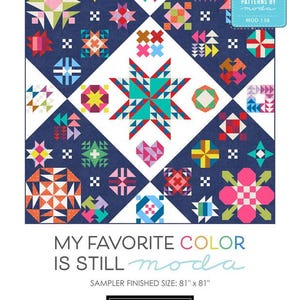 Op de afbeelding: Een kleurrijk quiltpatroon met geometrische ster- en blokontwerpen in verschillende kleuren, tegen een marineblauwe achtergrond. De tekst "MY FAVORITE COLOR IS STILL moda" wordt weergegeven. De afgewerkte maat van de sampler is 206 cm x 206 cm.