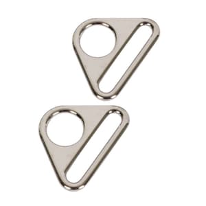 Op de afbeelding: Twee zilveren driehoekige metalen ringen met een rond gat en een lange gleuf. De ringen worden vaak gebruikt om banden of andere accessoires aan te bevestigen.