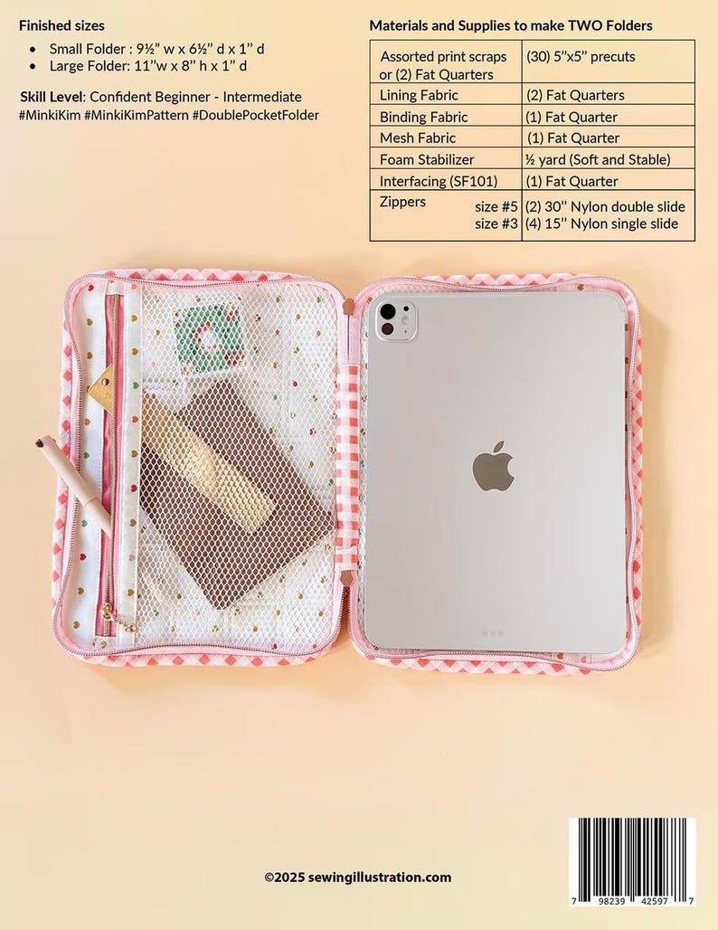 K&ouml;nnte beinhalten: Eine Stoffmappe mit zwei F&auml;chern und einem rosa-wei&szlig; karierten Rand, ausgestattet mit einer Netztasche und einem Tabletfach. Die Mappe ist ge&ouml;ffnet und zeigt ein helles Innenfutter mit einem kleinen Stoffrest und einem Stift.