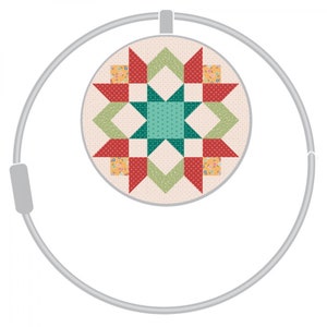 Pode incluir: Um design redondo de tecido acolchoado com uma estrela no centro. A estrela é verde com bolinhas brancas e é cercada por quadrados vermelhos, verdes e amarelos com padrões florais.