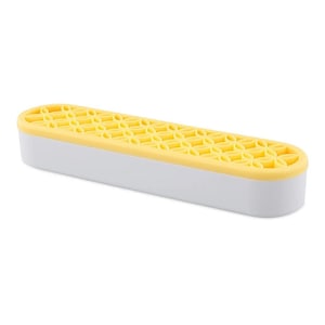 Pode incluir: Um recipiente de armazenamento retangular amarelo e branco com um design estampado na parte superior. O recipiente é feito de plástico e tem uma tampa.