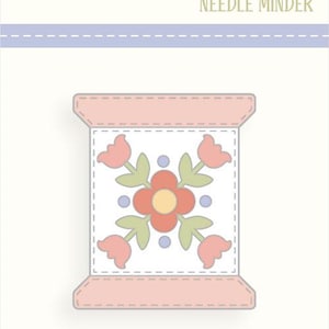 Könnte beinhalten: Ein Nadelhalter mit dem Text "Pastel Prairie" und einem floralen Design. Der Nadelhalter hat eine Spulenform mit einem rosa Rand und einem zentralen Quadrat mit einem Blumen- und Blättermuster. Der Text "My Sew Quilty Life" steht unten.