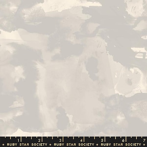 Puede incluir: Patrón abstracto de acuarela en tonos grises y blancos. El patrón recuerda a las nubes o al humo. La tela es de Ruby Star Society.