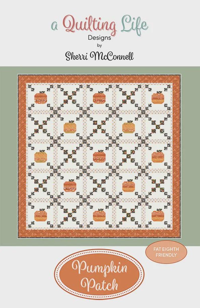 Puede incluir: Un patr&oacute;n de acolchado titulado Pumpkin Patch de A Quilting Life Designs por Sherri McConnell. El edred&oacute;n presenta una cuadr&iacute;cula de cuadrados blancos con motivos de calabazas naranjas, separados por bandas florales oscuras y un borde naranja.