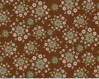 Puede incluir: Tela marrón con un estampado floral repetido. El diseño presenta arreglos circulares de flores en tonos rosa, azul y verde, sobre un fondo de diminutos puntos marrones. La tela se mide en pulgadas.