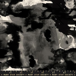 Puede incluir: Pintura abstracta de acuarela en blanco y negro con un efecto texturizado y salpicado. La pintura tiene un ambiente oscuro y melancólico y recuerda a la tinta.