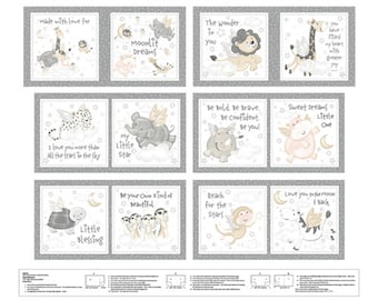 Peut inclure: Un ensemble de neuf carrés de tissu avec un fond gris et des étoiles blanches. Chaque carré présente un animal différent avec des ailes, une lune et un message doux. Les messages incluent "Made with love for", "The wonder in you", "Moonlit dreams", "I love you more than all the stars in the sky", "My little star", "Be bold, be brave, be confident, be you!", "Sweet dreams little one", "Be your own kind of beautiful", "Reach for the stars", and "Love you to the moon and back".