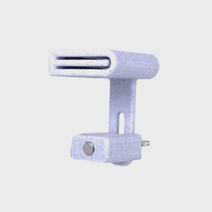 Puede incluir: Un objeto impreso en 3D de color azul claro y moteado con una parte superior rectangular con dos ranuras paralelas. El objeto tiene un asa curva y una base rectangular con un perno hexagonal. Un pequeño pasador cilíndrico se extiende desde la base.