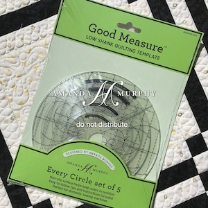 Op de afbeelding: Een set transparante quilt sjablonen, "Every Circle set of 5", verpakt in een groen en witte kartonnen hoes. De sjabloon is ontworpen door Amanda Murphy en bevat instructies voor huishoudelijke naaimachines. De verpakking ligt op een zwart-wit patroon quilt.