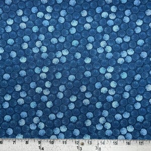 Puede incluir: Tela azul oscuro con un patrón repetitivo de diseños de conchas marinas azul claro. Las conchas marinas están dispuestas en un patrón de cuadrícula, creando una apariencia texturizada. La tela tiene un tema náutico o costero.