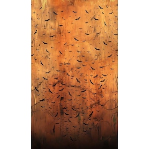Puede incluir: Pintura abstracta con un fondo texturizado naranja y marrón. Murciélagos negros silueteados están dispersos por el lienzo, creando una sensación de movimiento y profundidad. La obra evoca un tema de Halloween o gótico.