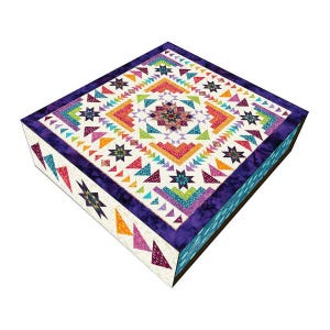 Puede incluir: Una caja de edredón geométrica y colorida con un diseño de patchwork vibrante. La caja presenta un patrón central de estrella rodeado de triángulos, estrellas y otras formas en tonos de morado, naranja, verde y azul. Los lados de la caja también muestran un patrón geométrico similar.