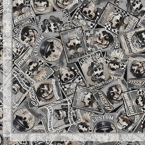 Peut inclure: Un tissu gris et blanc avec un motif répété de panneaux sur le thème des motos et d'illustrations de crânes. Les panneaux comportent des textes tels que "Custom", "Motorcycle Club" et "Freedom". Le design évoque la culture motocycliste classique.