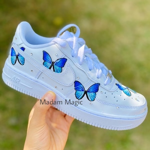 手描きのカスタム エア フォース 1 ロー ブルー バタフライ スワロフスキー AF1 カスタマイズ オーダーメイド 女性 男性 スニーカー ハンドメイド シューズ