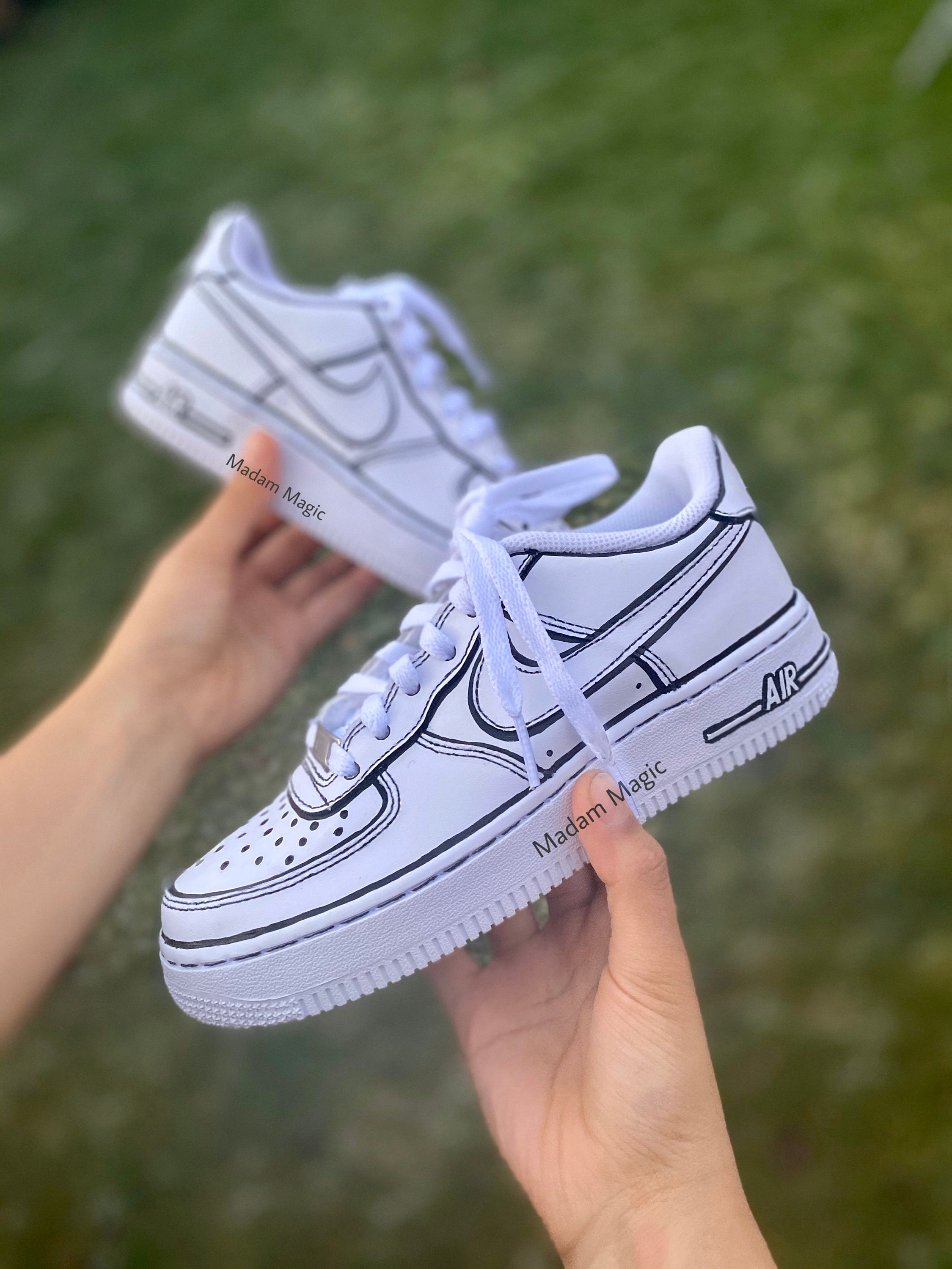 Peint à la main personnalisé Nike Air Force 1 Faible Dessin animé 2D Effet AF1 personnalisé fait pour commander cadeau d’anniversaire Baskets ... Peint à la main personnalisé Nike Air Force 1 Faible Dessin animé 2D Effet AF1 personnalisé fait pour commander cadeau d’anniversaire Baskets ...