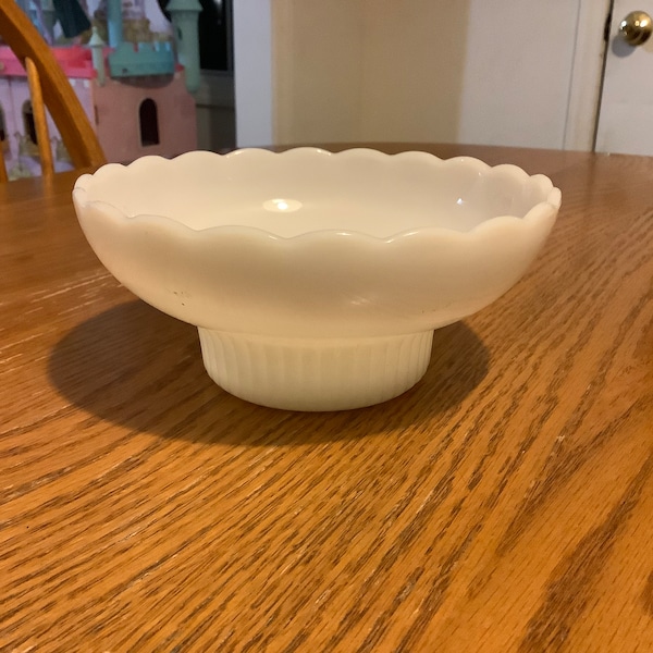 E O Brody Cleveland Ohio USA White Milk Glass Bowl Scalloped Edge M2000 6.5” D 2.5” H