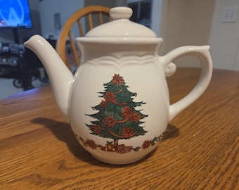 Wang's White Ceramic Christmas Teapot 6 Cups