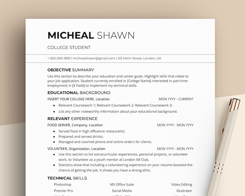 Puede incluir: Una plantilla de curr&iacute;culum en blanco y negro con el nombre Micheal Shawn en la parte superior. El curr&iacute;culum incluye secciones para un resumen objetivo, antecedentes educativos, experiencia laboral, habilidades t&eacute;cnicas e informaci&oacute;n de contacto.
